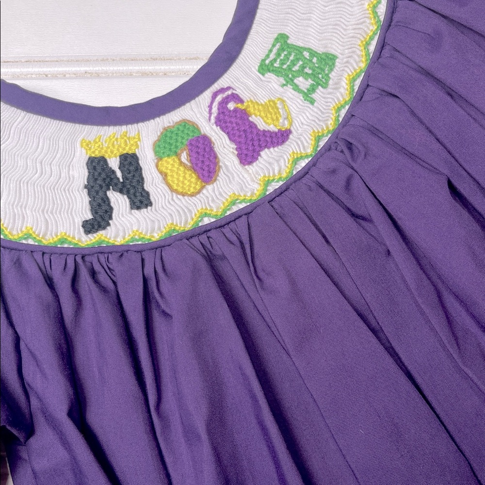 NOLA SMOCKED EUC Girls Hand Smocked New Orleans Mardi Gras Bubble Jumpsuit - Picture 2 of 2